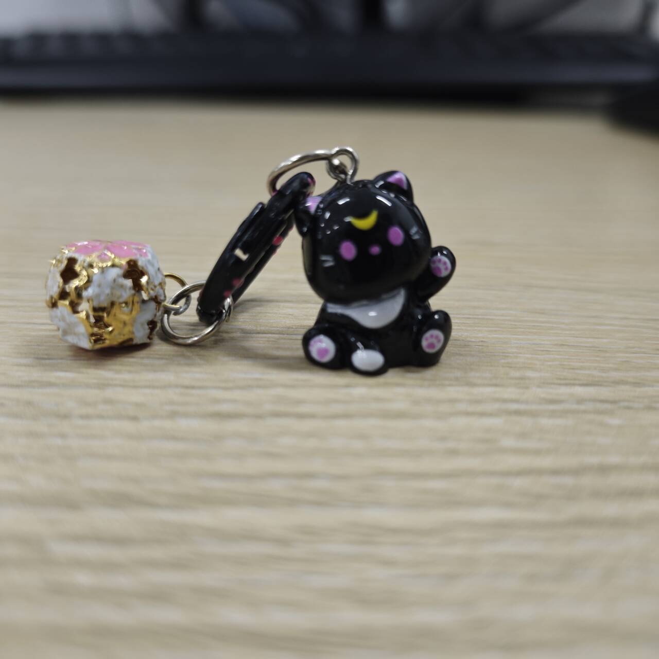 可爱猫咪月牙镂空铃铛钥匙扣